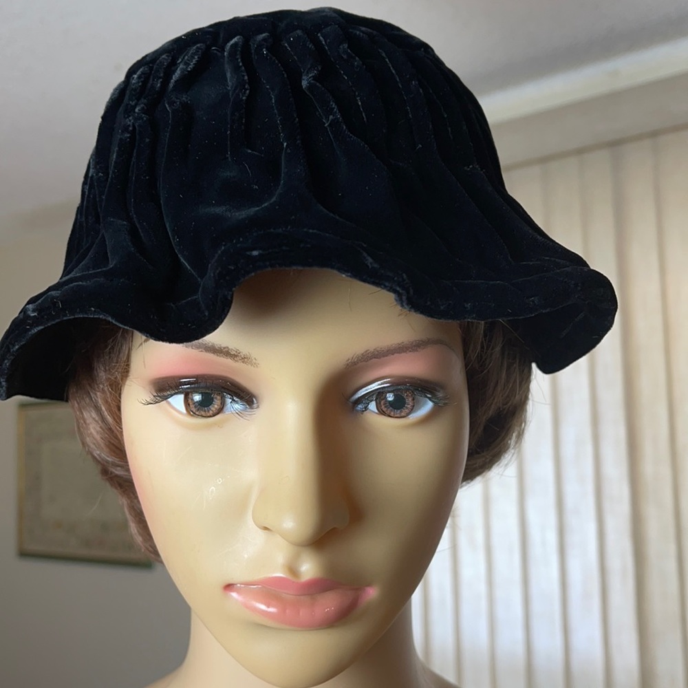 Vintage Franklin Simon black velvet hat. Small